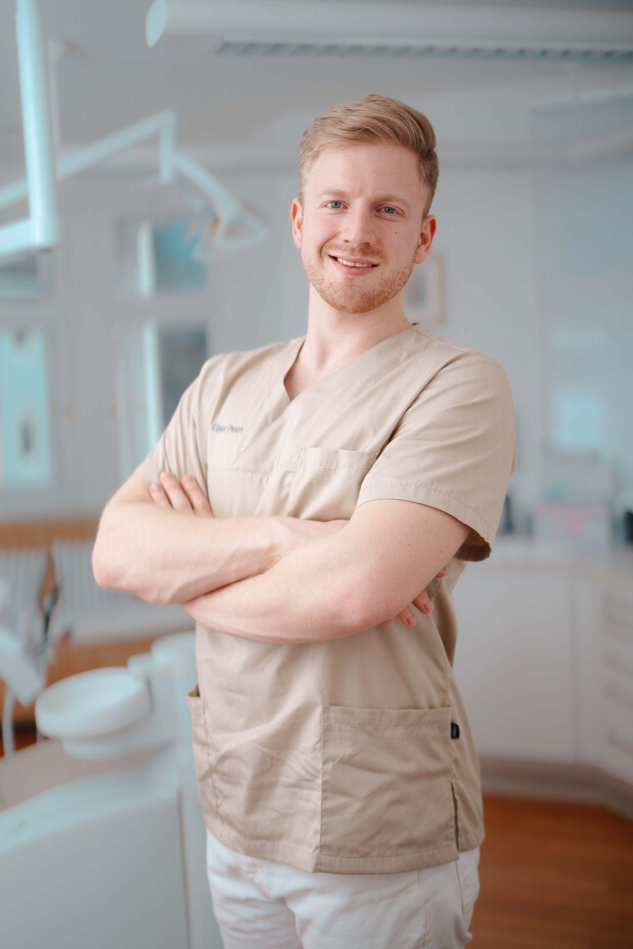 Dr. Tibor Jonathan Petri in seiner Praxis in Mühldorf am Inn