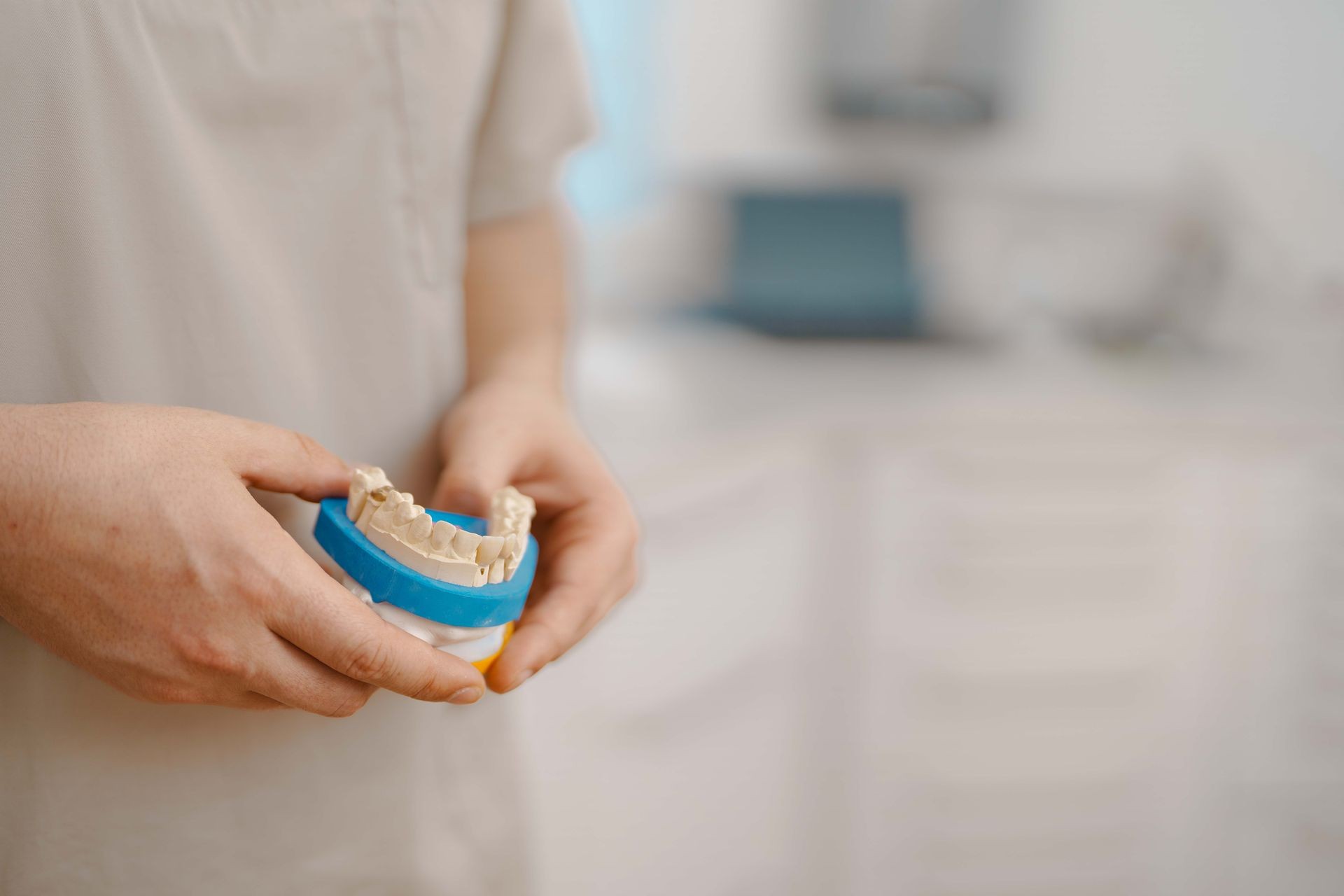ahaufnahme eines Zahnarztes in moderner Klinik, der einen Zahnabdruck in der Hand hält